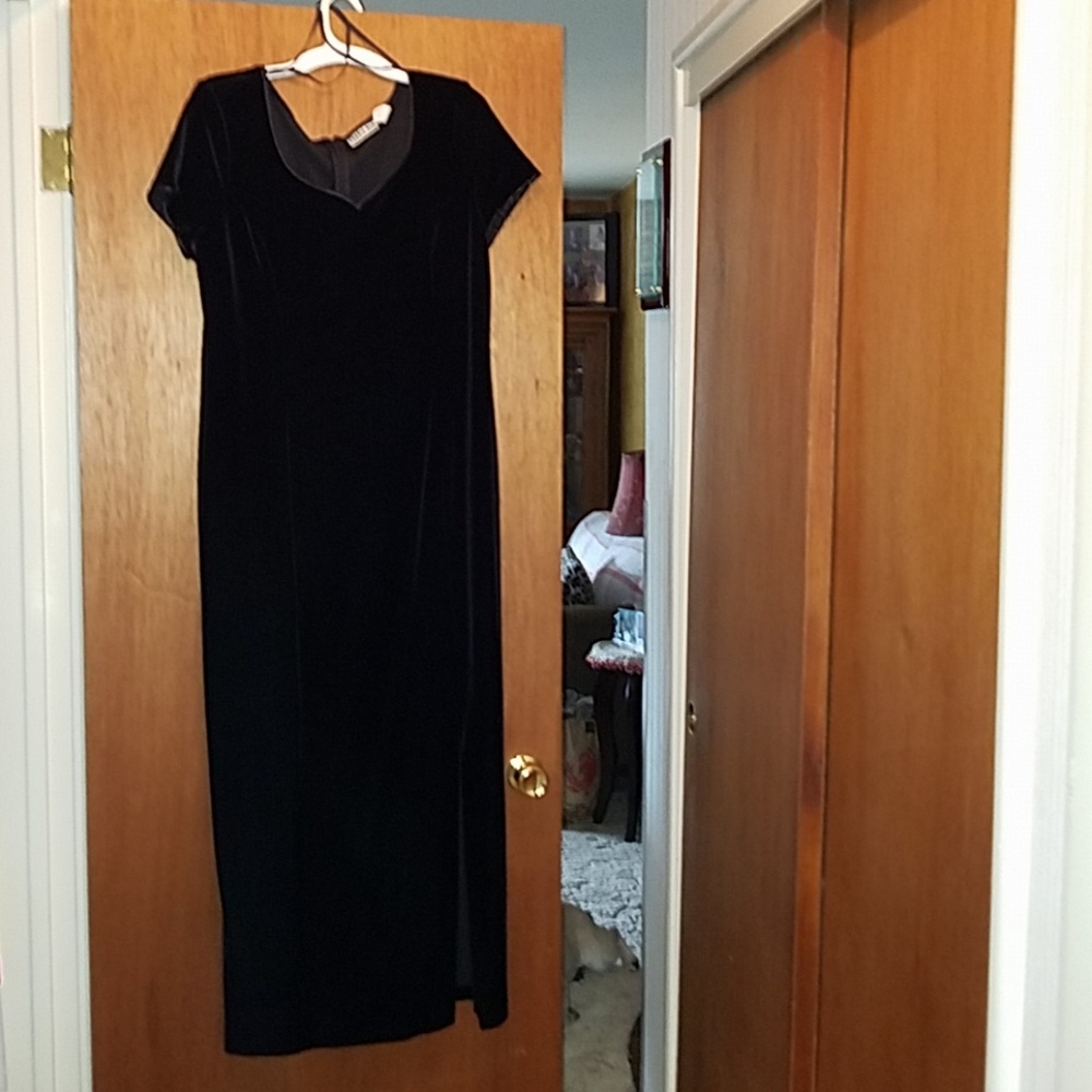 Robbie Bee Velvet-like Black Dress